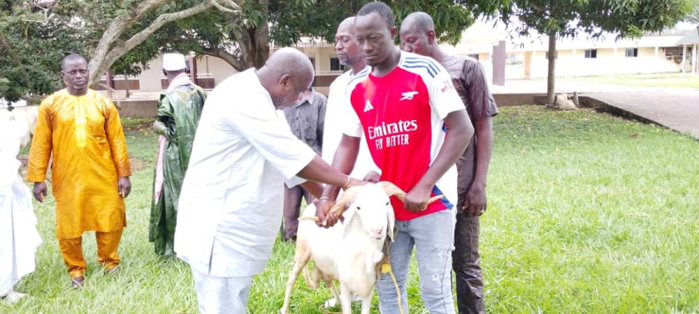 Côte d’Ivoire : Aid el Kebir 2026 a Djekanou/ Ibrahim Diallo prie avec ses frères et fait des  dons a la communauté musulmane